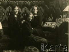 Lata 20., brak miejsca.
Portret trzech kobiet we wnętrzu. Fotografia z rodzinnego archiwum Reginy Gutauskiene.
Fot. NN, zbiory Archiwum Historii Mówionej Ośrodka KARTA i Domu Spotkań z Historią, udostępniła Regina Gutauskiene w ramach projektu 