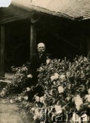Przed 1939, brak miejsca.
Portret mężczyzny przed domem. Fotografia rodzinna ze zbiorów Reginy Gutauskiene z domu Klimańskiej.
Fot. NN, zbiory Archiwum Historii Mówionej Ośrodka KARTA i Domu Spotkań z Historią, udostępniła Regina Gutauskiene w ramach projektu 