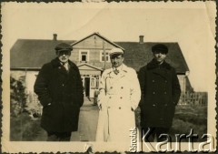 Przed 1939, brak miejsca.
Portret trzech mężczyzn przed majątkiem ziemskim. Fotografia z rodzinnego archiwum Reginy Gutauskiene z domu Klimańskiej.
Fot. NN, zbiory Archiwum Historii Mówionej Ośrodka KARTA i Domu Spotkań z Historią, udostępniła Regina Gutauskiene w ramach projektu 