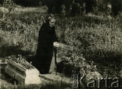 Przed 1939, Polska.
Kobieta nad grobem. Fotografia rodzinna ze zbiorów Reginy Gutauskiene z domu Klimańskiej.
Fot. NN, zbiory Archiwum Historii Mówionej Ośrodka KARTA i Domu Spotkań z Historią, udostępniła Regina Gutauskiene w ramach projektu 