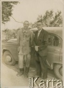 Lata 50.-60., brak miejsca.
Portret dwóch mężczyzn. W tle samochód wołga. Fotografia ze zbiorów Reginy Gutauskiene z domu Klimańskiej.
Fot. NN, zbiory Archiwum Historii Mówionej Ośrodka KARTA i Domu Spotkań z Historią, udostępniła Regina Gutauskiene w ramach projektu 