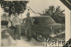 Lata 50.-60., brak miejsca.
Portret dwóch mężczyzn. W tle samochód wołga. Fotografia ze zbiorów Reginy Gutauskiene z domu Klimańskiej.
Fot. NN, zbiory Archiwum Historii Mówionej Ośrodka KARTA i Domu Spotkań z Historią, udostępniła Regina Gutauskiene w ramach projektu 