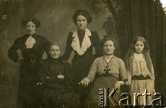 Ok. 1900, brak miejca.
Fotografia rodzinna.
Fot. NN, zbiory Archiwum Historii Mówionej Ośrodka KARTA i Domu Spotkań z Historią, udostępniła Irena Sabulska w ramach projektu 