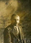Ok. 1900, brak miejsca.
Portret mężczyzny.
Fot. NN, zbiory Archiwum Historii Mówionej Ośrodka KARTA i Domu Spotkań z Historią, udostępniła Irena Sabulska w ramach projektu 