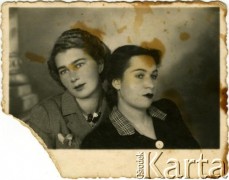 Brak daty, brak miejsca.
Portret dwóch kobiet. Fotografia z archiwum prywatnego Ireny Sabulskiej.
Fot. NN, zbiory Archiwum Historii Mówionej Ośrodka KARTA i Domu Spotkań z Historią, udostępniła Irena Sabulska w ramach projektu 