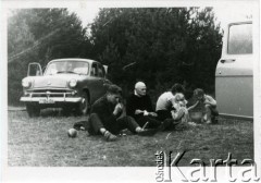 Lata 60., Janciai, Republika Litewska.
Rodzina podczas odpoczynku.
Fot. NN, zbiory Archiwum Historii Mówionej Ośrodka KARTA i Domu Spotkań z Historią, udostępnił Wacław Mikulski w ramach projektu 