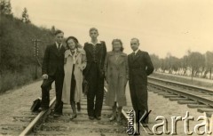 Przed 1939, Republika Litewska.
Zdjęcie grupowe na torach. 1. z lewej Wacław Mikulski.
Fot. NN, zbiory Archiwum Historii Mówionej Ośrodka KARTA i Domu Spotkań z Historią, udostępnił Wacław Mikulski w ramach projektu 