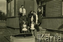 Przed 1939, Republika Litewska.
Zdjęcie rodzinne przed domem. U góry 1. z lewej Wacław Mikulski.
Fot. NN, zbiory Archiwum Historii Mówionej Ośrodka KARTA i Domu Spotkań z Historią, udostępnił Wacław Mikulski w ramach projektu 