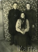 1954, Borowniki, Białoruska SRR, ZSRR.
Rodzina Bancarewicz. Od lewej: Józef (brat Weroniki Kwacz), matka Paulina, Weronika Kwacz.
Fot. NN, zbiory Archiwum Historii Mówionej Ośrodka KARTA i Domu Spotkań z Historią, udostępniła Weronika Kwacz w ramach projektu 