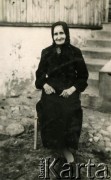 Przed 1939, brak miejsca.
Portret Zofii Bondarewicz przed domem. 
Fot. NN, zbiory Archiwum Historii Mówionej Ośrodka KARTA i Domu Spotkań z Historią, udostępnił Bronisław Bondarewicz w ramach projektu 
