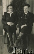 Lata 40.-50., brak miejsca.
Bronisław Bondarewicz (po prawej) z bratem. 
Fot. NN, zbiory Archiwum Historii Mówionej Ośrodka KARTA i Domu Spotkań z Historią, udostępnił Bronisław Bondarewicz w ramach projektu 