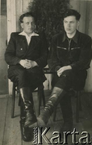 Lata 40.-50., brak miejsca.
Bronisław Bondarewicz (po prawej) z bratem. 
Fot. NN, zbiory Archiwum Historii Mówionej Ośrodka KARTA i Domu Spotkań z Historią, udostępnił Bronisław Bondarewicz w ramach projektu 