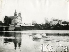 Lata 60., Iwieniec, Białoruska SRR, ZSRR.
Widok na kościół św. Michała Archanioła znad rzeki Wołmy.
Fot. NN, zbiory Archiwum Historii Mówionej Ośrodka KARTA i Domu Spotkań z Historią, udostępniła Halina Rudowicz - Alanciewa w ramach projektu 