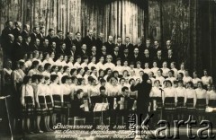 20.04.1967, Mińsk, Białoruska SRR, ZSRR.
Wystąpienie amatorskiego chóru z Iwieńca na festiwalu patriotycznej piosenki radzieckiej.
Fot. NN, zbiory Archiwum Historii Mówionej Ośrodka KARTA i Domu Spotkań z Historią, udostępniła Halina Rudowicz - Alanciewa w ramach projektu 