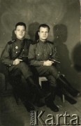 Listopad 1944, Białystok, Polska.
Mikołaj Ałanciew (z prawej) w koszarach wojskowych.
Fot. NN, zbiory Archiwum Historii Mówionej Ośrodka KARTA i Domu Spotkań z Historią, udostępniła Halina Rudowicz - Alanciewa w ramach projektu 