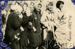 1.05.1965, Iwieniec, Białoruska SRR, ZSRR.
Pochód pierwszomajowy. Larysa Rudowicz (2. z lewej), córka Haliny Rudowicz-Ałanciewej.
Fot. NN, zbiory Archiwum Historii Mówionej Ośrodka KARTA i Domu Spotkań z Historią, udostępniła Halina Rudowicz - Alanciewa w ramach projektu 