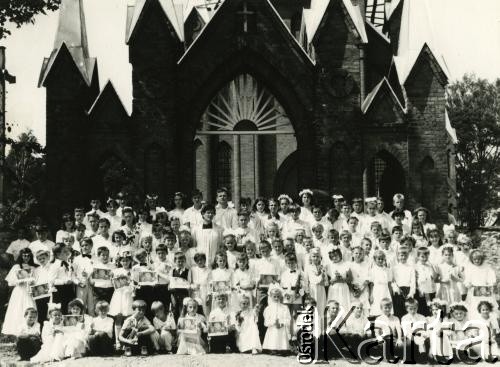 Lata 90., Iwieniec, Białoruś.
Pierwsza komunia święta w kościele św. Aleksego.
Fot. NN, zbiory Archiwum Historii Mówionej Ośrodka KARTA i Domu Spotkań z Historią, udostępniła Halina Rudowicz - Alanciewa w ramach projektu 