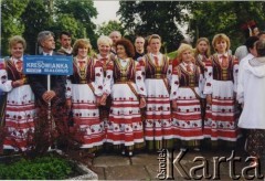 1995, Koszalin, Polska.
Chór Kresowianka z Iwieńca podczas Światowego Spotkania Chórów Polonijnych. Halina Rudowicz-Ałanciew (2. z prawej).
Fot. NN, zbiory Archiwum Historii Mówionej Ośrodka KARTA i Domu Spotkań z Historią, udostępniła Halina Rudowicz - Alanciewa w ramach projektu 