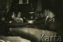 1937, Iwieniec, woj. nowogródzkie, Polska.
Spotkanie przy stole. Na pierwszym panie - Maria Mikucka z domu Arciszewska i Anzelm Glugla.
Fot. NN, zbiory Archiwum Historii Mówionej Ośrodka KARTA i Domu Spotkań z Historią, udostępnili Maria i Leonard Mikuccy w ramach projektu 
