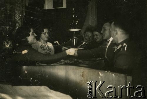 1937, Iwieniec, woj. nowogródzkie, Polska.
Spotkanie przy stole. Na pierwszym panie - Maria Mikucka z domu Arciszewska i Anzelm Glugla.
Fot. NN, zbiory Archiwum Historii Mówionej Ośrodka KARTA i Domu Spotkań z Historią, udostępnili Maria i Leonard Mikuccy w ramach projektu 