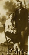 Lata 30., Naliboki, woj. nowogródzkie, Polska.
Maria Nowikow z domu Arciszewska, siostra Marii Mikuckiej, z mężem Bronisławem.
Fot. NN, zbiory Archiwum Historii Mówionej Ośrodka KARTA i Domu Spotkań z Historią, udostępnili Maria i Leonard Mikuccy w ramach projektu 