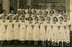 1956, Wołożyn, Białoruska SRR.
Występ chóru z Iwieńca. 2. z lewej w 1. rzędzie Maria Mikucka z domu Arciszewska.
Fot. NN, zbiory Archiwum Historii Mówionej Ośrodka KARTA i Domu Spotkań z Historią, udostępnili Maria i Leonard Mikuccy w ramach projektu 