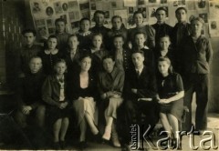 1947, Iwieniec, Białoruska SRR.
Zdjęcie klasowe młodzieży z 7 klasy szkoły podstawowej. 3. z lewej w 2. rzędzie stoi Maria Mikucka z domu Arciszewska.
Fot. NN, zbiory Archiwum Historii Mówionej Ośrodka KARTA i Domu Spotkań z Historią, udostępnili Maria i Leonard Mikuccy w ramach projektu 