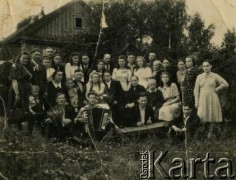 1953, Iwieniec, Białoruska SRR.
Zdjęcie weselne. Po środku siedzą państwo młodzi - Maria i Leonard Mikuccy.
Fot. NN, zbiory Archiwum Historii Mówionej Ośrodka KARTA i Domu Spotkań z Historią, udostępnili Maria i Leonard Mikuccy w ramach projektu 