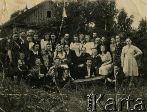 1953, Iwieniec, Białoruska SRR.
Zdjęcie weselne. Po środku siedzą państwo młodzi - Maria i Leonard Mikuccy.
Fot. NN, zbiory Archiwum Historii Mówionej Ośrodka KARTA i Domu Spotkań z Historią, udostępnili Maria i Leonard Mikuccy w ramach projektu 