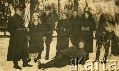 1938, Iwieniec, woj. nowogródzkie, Polska.
Rodzina polskich oficerów. Maria Glugla - Arciszewska (siostra Marii Mikuckiej) stoi w białym berecie. Leży Anzelm Glugla.
Fot. NN, zbiory Archiwum Historii Mówionej Ośrodka KARTA i Domu Spotkań z Historią, udostępnili Maria i Leonard Mikuccy w ramach projektu 