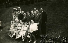 Lata 60., Szczecin, Polska.
Zdjęcie rodzinne Mikuckich. Stoi 4. z prawej Maria Mikucka, 1. z lewej Leonard Mikucki.
Fot. NN, zbiory Archiwum Historii Mówionej Ośrodka KARTA i Domu Spotkań z Historią, udostępnili Maria i Leonard Mikuccy w ramach projektu 