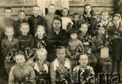 Lata 50., Iwieniec, Białoruska SRR, ZSRR.
W środku Maria Mikucka (wychowawczyni-nauczycielka).
Fot. NN, zbiory Archiwum Historii Mówionej Ośrodka KARTA i Domu Spotkań z Historią, udostępnili Maria i Leonard Mikuccy w ramach projektu 