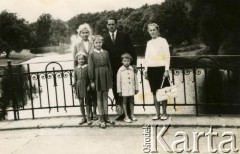 Lata 60., Szczecin, Polska.
Rodzina Arciszewskich. 1. z prawej Teresa, 1. z lewej Leokadia, u góry rodzice - Leon (brat Leonarda) i Maria Mikucka.
Fot. NN, zbiory Archiwum Historii Mówionej Ośrodka KARTA i Domu Spotkań z Historią, udostępnili Maria i Leonard Mikuccy w ramach projektu 