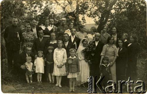 Brak daty, brak miejsca.
Grupa osób podczas uroczystości ślubnej.
Fot. NN, zbiory Archiwum Historii Mówionej Ośrodka KARTA i Domu Spotkań z Historią, udostępniła Halina Wysocka w ramach projektu 