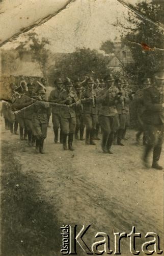 Przed 1939, brak miejsca.
Koncert orkiestry Wojska Polskiego II RP.
Fot. NN, zbiory Archiwum Historii Mówionej Ośrodka KARTA i Domu Spotkań z Historią, udostępniła Elwira Miegórska w ramach projektu 