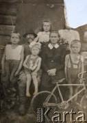 1948, Jeżewo k/Łyntup, Białoruska SRR, ZSRR.
W środku rodzice Marii Kasaty - Antoni i Stanisława Bryś. Na dole od lewej: Benedykt, Antoni i Iwan – bracia Marii Kasaty, powyżej od lewej: Maria i Regina (niewidoczna ze względu na uszkodzenie zdjęcia) – siostry Marii Kasaty.
Fot. NN, zbiory Archiwum Historii Mówionej Ośrodka KARTA i Domu Spotkań z Historią, udostępniła Maria Kasata w ramach projektu 