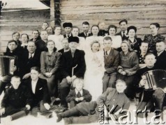 1956, Jeżewo k/Łyntup, Białoruska SRR, ZSRR.
Zdjęcie z wesela Marii Kasaty i jej męża Wiktora. Po bokach rodzice Marii Kasaty.
Fot. NN, zbiory Archiwum Historii Mówionej Ośrodka KARTA i Domu Spotkań z Historią, udostępniła Maria Kasata w ramach projektu 