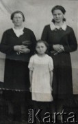 1943., Moldziewicze, rejon postawski, obwód witebski, Związek Socjalistycznych Republik Radzieckich (okupacja niemiecka).
10-letnia Helena Dziewguć ze stryjenką Antoniną Dziewguć (po lewej) oraz siostrą stryjeczną Heleną Dziewguć (po prawej).
Fot. NN, zbiory Archiwum Historii Mówionej Ośrodka KARTA i Domu Spotkań z Historią, udostępniła Helena Dziewguć w ramach projektu 