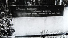 1978, Katyń, obwód smoleński, Związek Socjalistycznych Republik Radzieckich.
Pomnik wzniesiony przez władze sowieckie w miejscu dokonania zbrodni katyńskiej. Inskrypcja stanowi element tzw. kłamstwa katyńskiego. 
Fot. NN, zbiory Archiwum Historii Mówionej Ośrodka KARTA i Domu Spotkań z Historią, udostępniła Helena Dziewguć w ramach projektu 