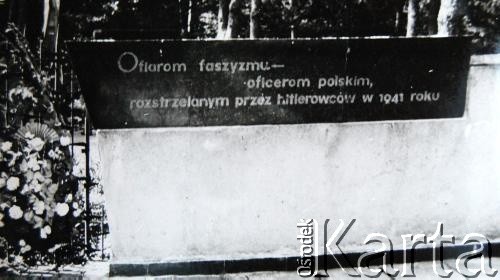 1978, Katyń, obwód smoleński, Związek Socjalistycznych Republik Radzieckich.
Pomnik wzniesiony przez władze sowieckie w miejscu dokonania zbrodni katyńskiej. Inskrypcja stanowi element tzw. kłamstwa katyńskiego. 
Fot. NN, zbiory Archiwum Historii Mówionej Ośrodka KARTA i Domu Spotkań z Historią, udostępniła Helena Dziewguć w ramach projektu 