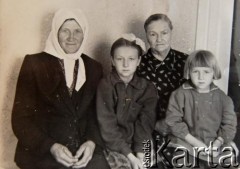 1960, Kustownica, Białoruska SRR, ZSRR. 
Zofia Zborowska (babcia Mainy Szmargun) z wnuczkami Walentyną i Lusią oraz z sąsiadką (kobieta w chustce).
Fot. NN, zbiory Archiwum Historii Mówionej Ośrodka KARTA i Domu Spotkań z Historią, udostępniła Maina Szmargun w ramach projektu 