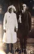 1930, Oleśnica, Białoruska SRR, ZSRR.
Fotografia ślubna Emilii i Konstantego Magowskich - rodziców Antoniny Magowskiej.
Fot. NN, zbiory Archiwum Historii Mówionej Ośrodka KARTA i Domu Spotkań z Historią, udostępniła Antonina Magowska w ramach projektu 