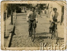 1939, Postawy, woj. wileńskie, Polska.
Roman Jasiński (po lewej) i Władysław Pawłowicz na rowerach.
Fot. NN, zbiory Archiwum Historii Mówionej Ośrodka KARTA i Domu Spotkań z Historią, udostępniła Katarzyna Duniec w ramach projektu 