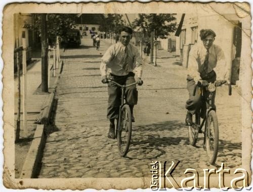 1939, Postawy, woj. wileńskie, Polska.
Roman Jasiński (po lewej) i Władysław Pawłowicz na rowerach.
Fot. NN, zbiory Archiwum Historii Mówionej Ośrodka KARTA i Domu Spotkań z Historią, udostępniła Katarzyna Duniec w ramach projektu 