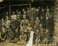 13.05.1938, Łomiżyno, woj. wileńskie, Polska.
Zdjęcie grupowe dzieci z II klasy.
Fot. NN, zbiory Archiwum Historii Mówionej Ośrodka KARTA i Domu Spotkań z Historią, udostępniła Katarzyna Duniec w ramach projektu 