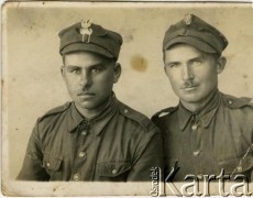 23.07.1945, brak miejsca.
Portret dwóch żołnierzy Wojska Polskiego w mundurach polowych. Czesław Rymajda (z lewej), Mikołaj Macur (z prawej).
Fot. NN, zbiory Archiwum Historii Mówionej Ośrodka KARTA i Domu Spotkań z Historią, udostępniła Katarzyna Duniec w ramach projektu 