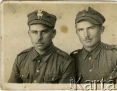 23.07.1945, brak miejsca.
Portret dwóch żołnierzy Wojska Polskiego w mundurach polowych. Czesław Rymajda (z lewej), Mikołaj Macur (z prawej).
Fot. NN, zbiory Archiwum Historii Mówionej Ośrodka KARTA i Domu Spotkań z Historią, udostępniła Katarzyna Duniec w ramach projektu 