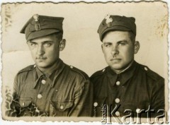 1944 (?), brak miejsca.
Portret dwóch żołnierzy Wojska Polskiego w mundurach polowych. Czesław Rymajda (z prawej), Piotr Macur (z lewej).
Fot. NN, zbiory Archiwum Historii Mówionej Ośrodka KARTA i Domu Spotkań z Historią, udostępniła Katarzyna Duniec w ramach projektu 