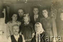 Ok. 1955, Niedźwiadki, okolice Głębokiego, Białoruska SRR, ZSRR.
Wincentyna Kobzik (2. z prawej) z rodziną, na dole jej matka.
Fot. NN, zbiory Archiwum Historii Mówionej Ośrodka KARTA i Domu Spotkań z Historią, udostępnili Wincentyna i Jan Kobzikowie w ramach projektu 