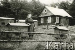 1990, Głębokie (okolice), Białoruska SRR, ZSRR.
Wincentyna Kobzik przed swoim letnim domem.
Fot. NN, zbiory Archiwum Historii Mówionej Ośrodka KARTA i Domu Spotkań z Historią, udostępnili Wincentyna i Jan Kobzikowie w ramach projektu 